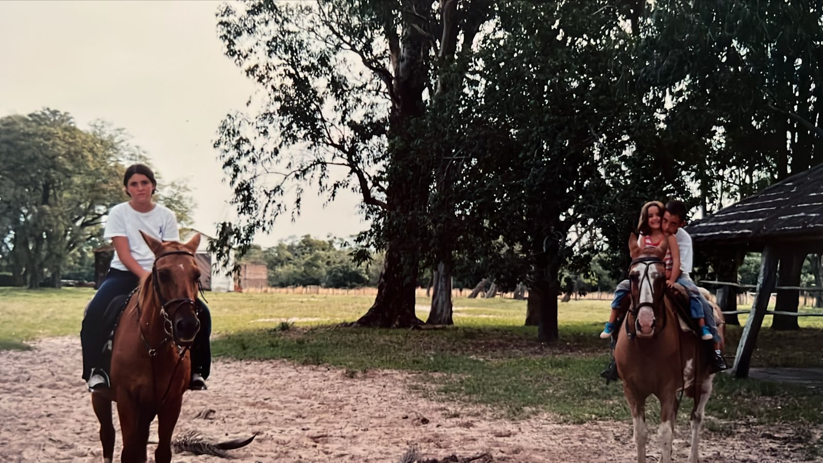 Los chicos a caballo en el campo
