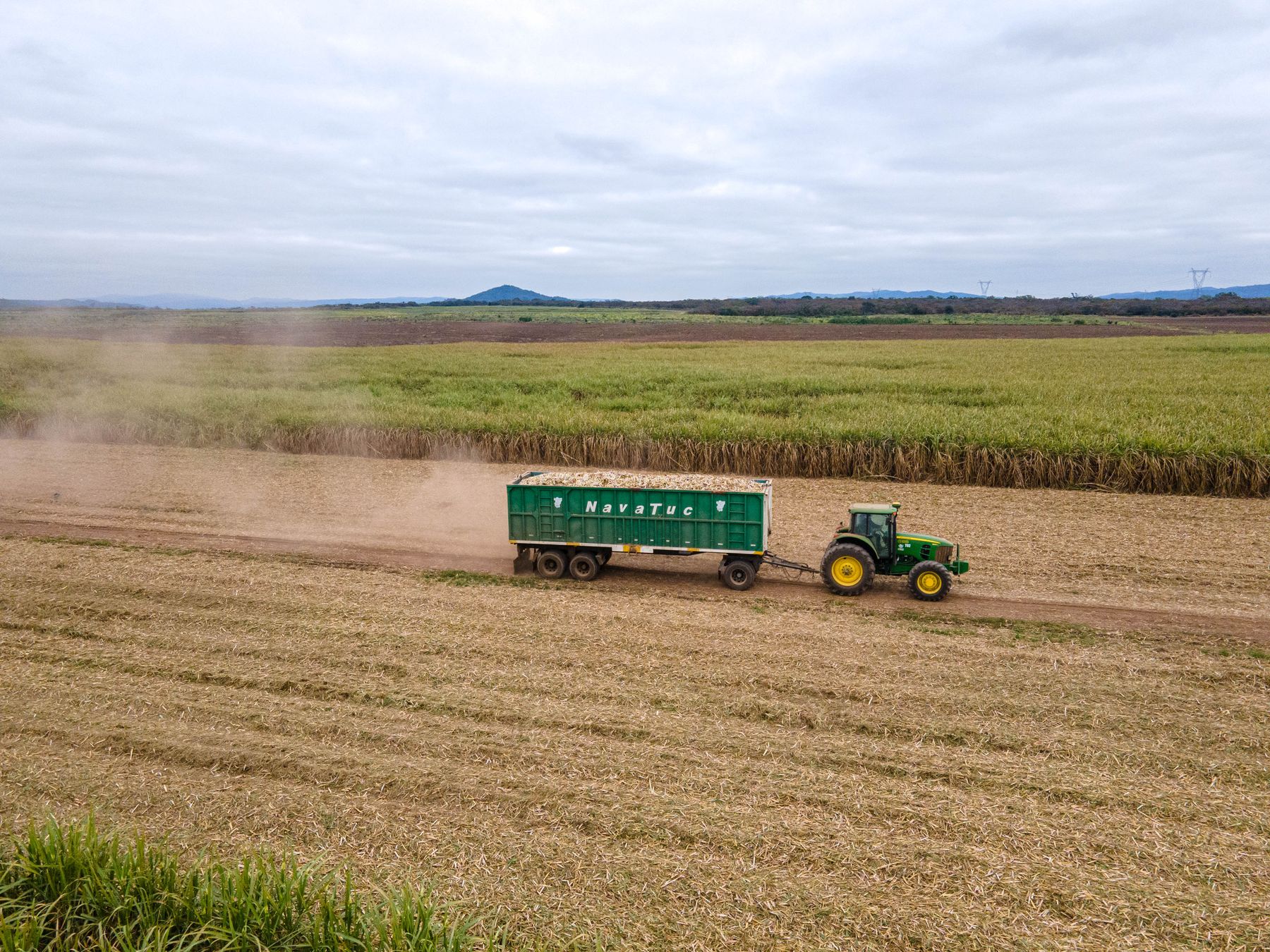 Tractor con acoplado en el lote